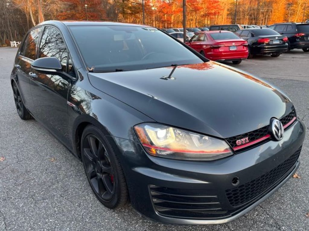 Used 2017 Volkswagen Golf GTI SE Hatchback