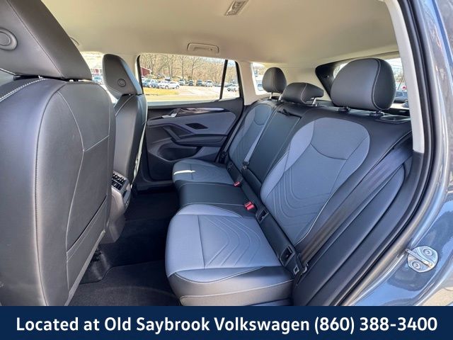2025 Volkswagen Tiguan SE - Photo 11