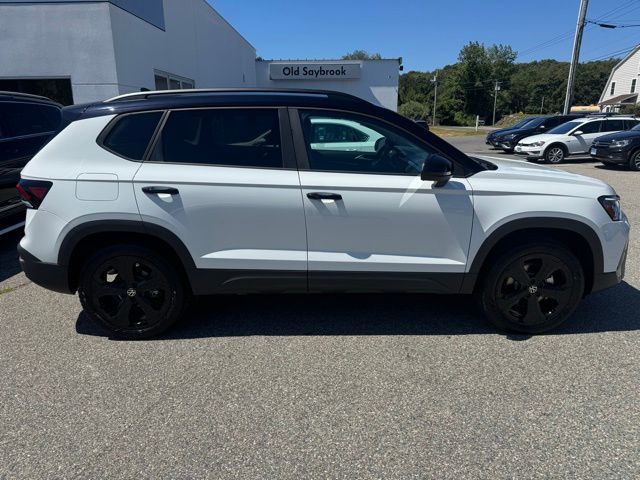 2025 Volkswagen Taos SE photo 3