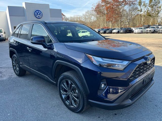 2022 Toyota RAV4 Hybrid XLE photo 3