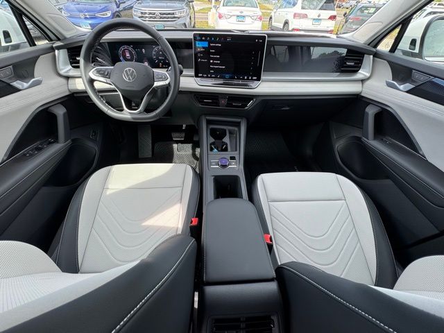 2025 Volkswagen Tiguan SE - Photo 13