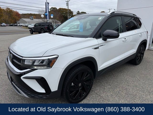 2023 Volkswagen Taos SE's photo