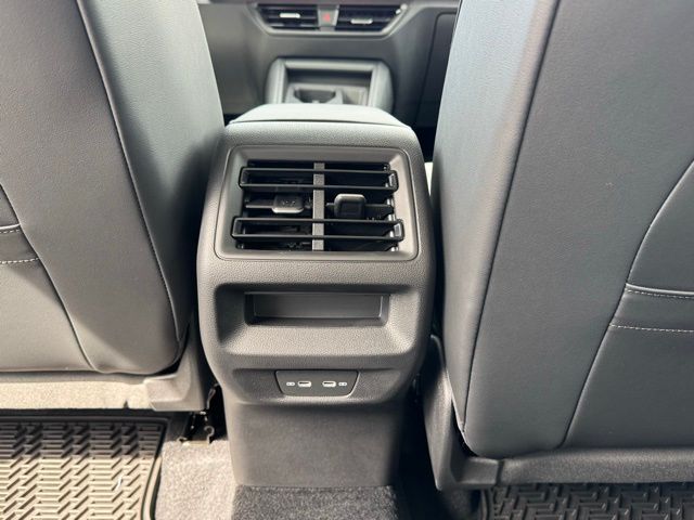 2025 Volkswagen Tiguan SE - Photo 12