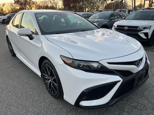 2024 Toyota Camry Hybrid SE photo 3