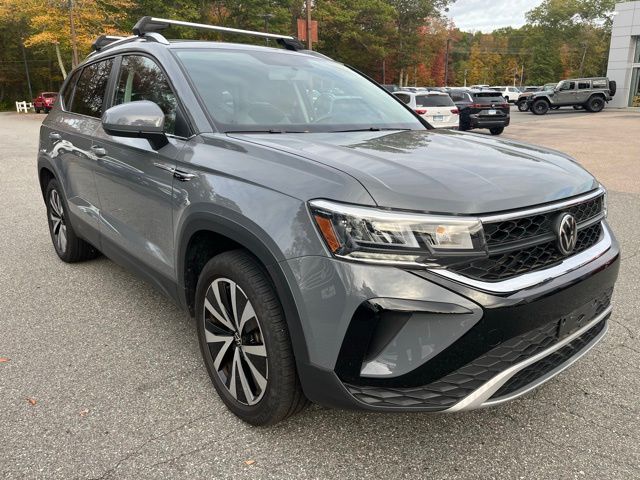 2022 Volkswagen Taos SE photo 3