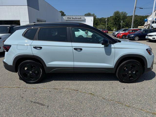 2025 Volkswagen Taos SE photo 3