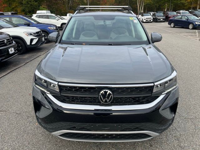 2022 Volkswagen Taos SE photo 2