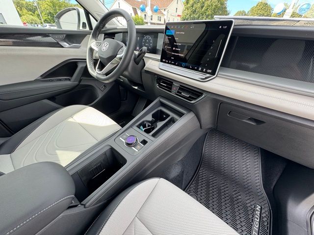 2025 Volkswagen Tiguan SE - Photo 26