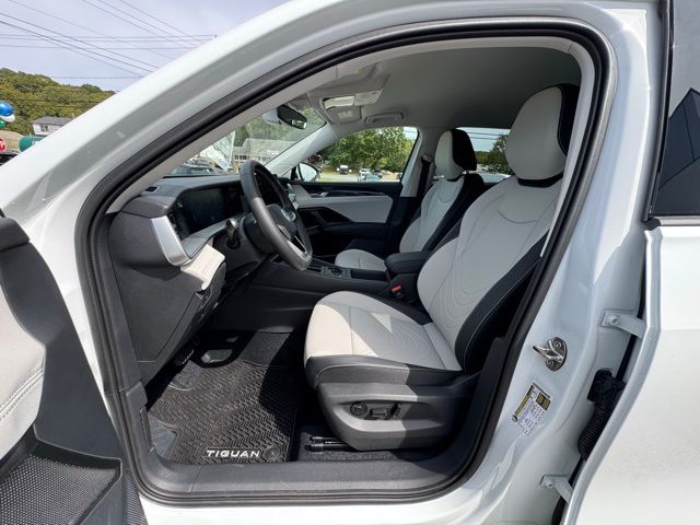 2025 Volkswagen Tiguan SE - Photo 28
