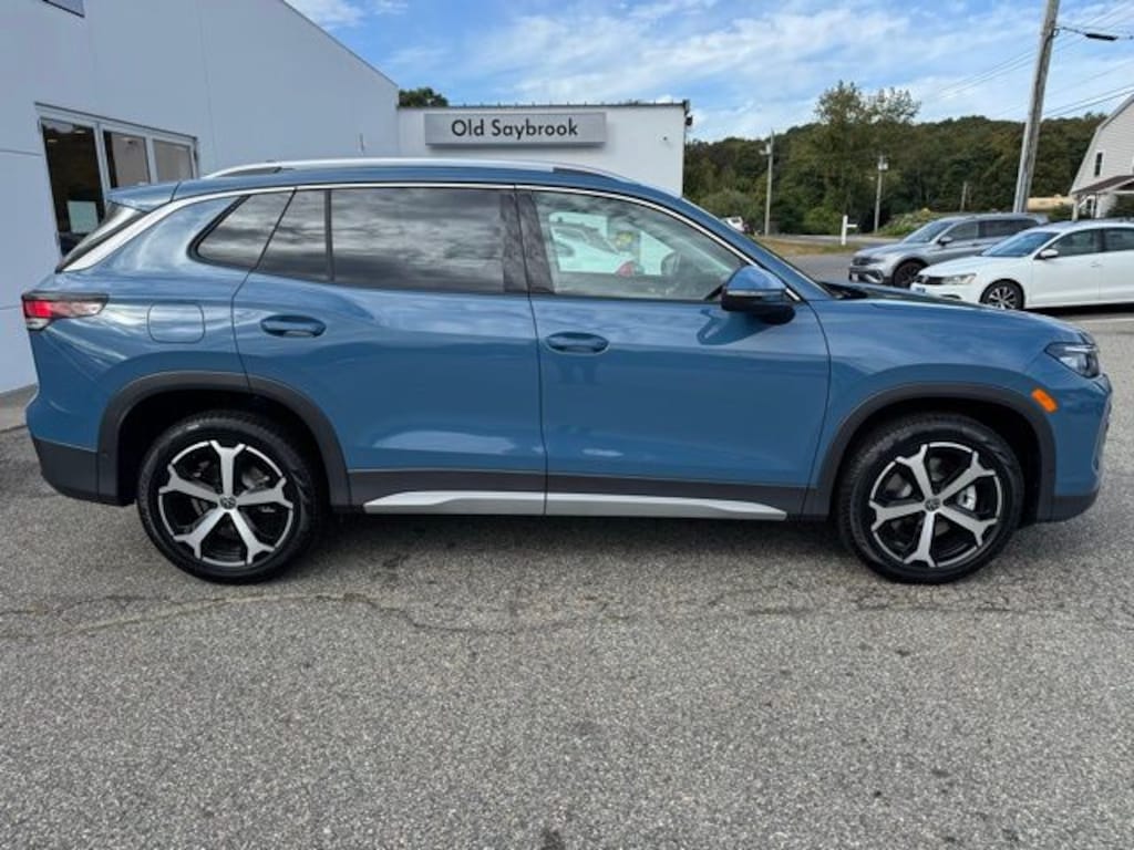 New 2025 Volkswagen Tiguan 2.0T SE SUV