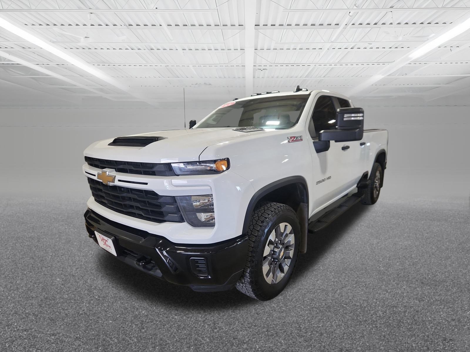 2024 Chevrolet Silverado 2500HD Custom photo 2