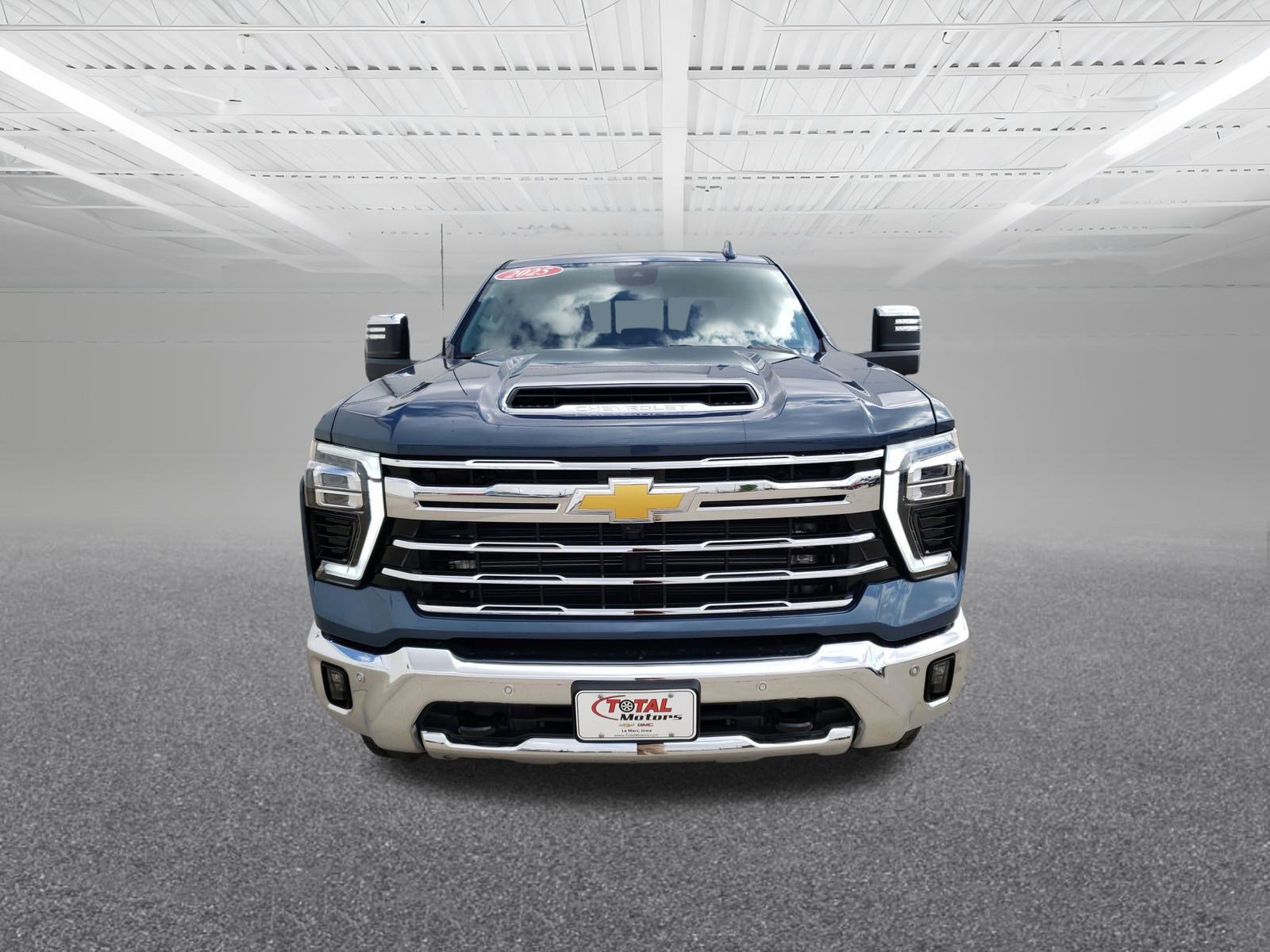 2025 Chevrolet Silverado 2500HD LTZ photo 3