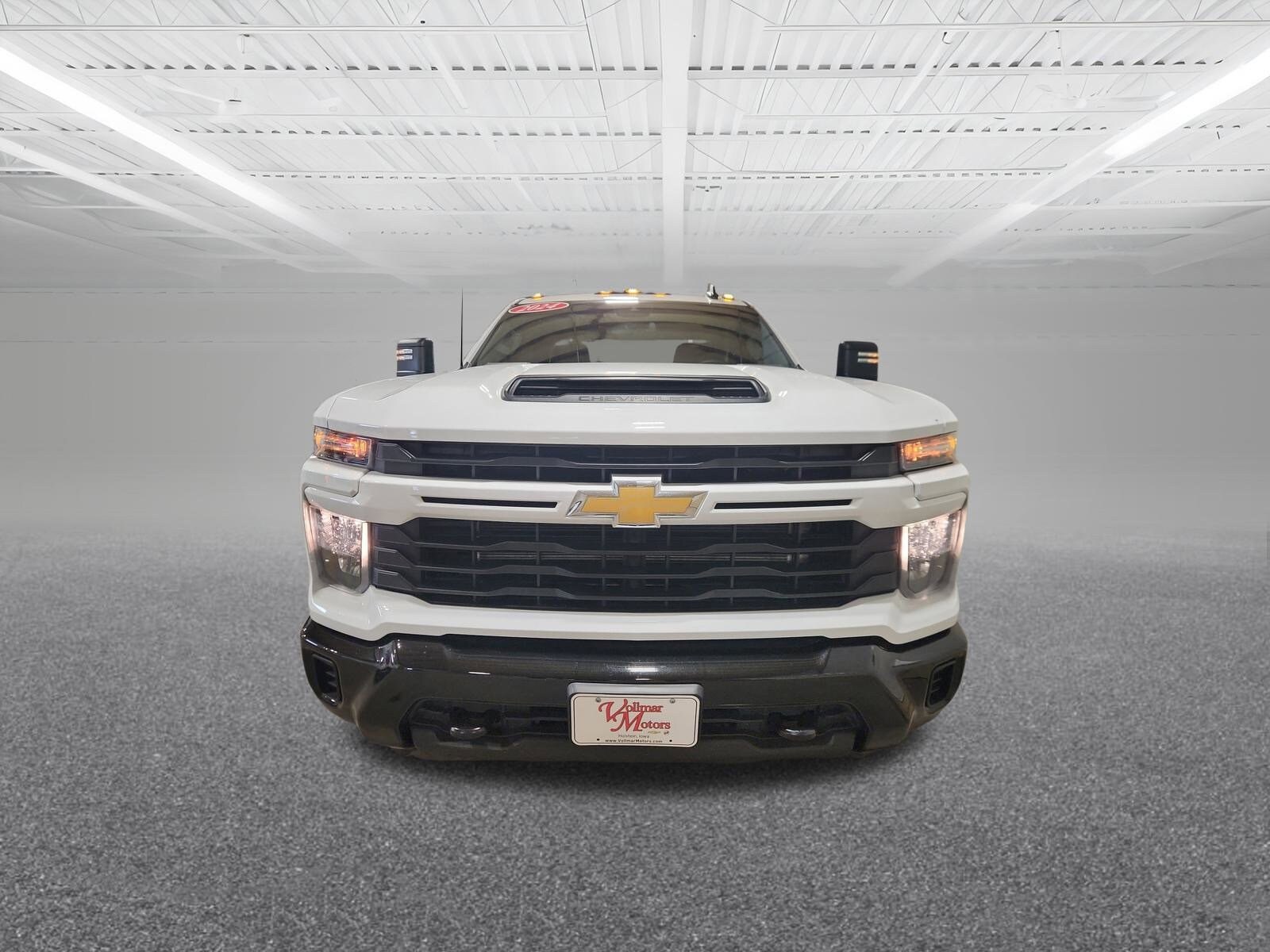 2024 Chevrolet Silverado 2500HD Custom photo 3