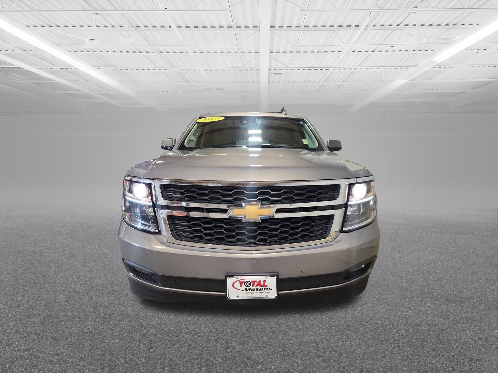 2019 Chevrolet Suburban LT photo 3