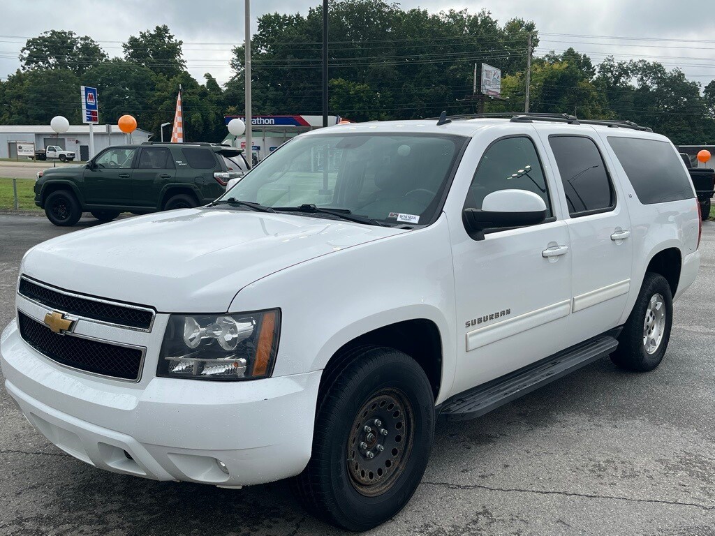 2013 Chevrolet Suburban 1500 LT photo 3