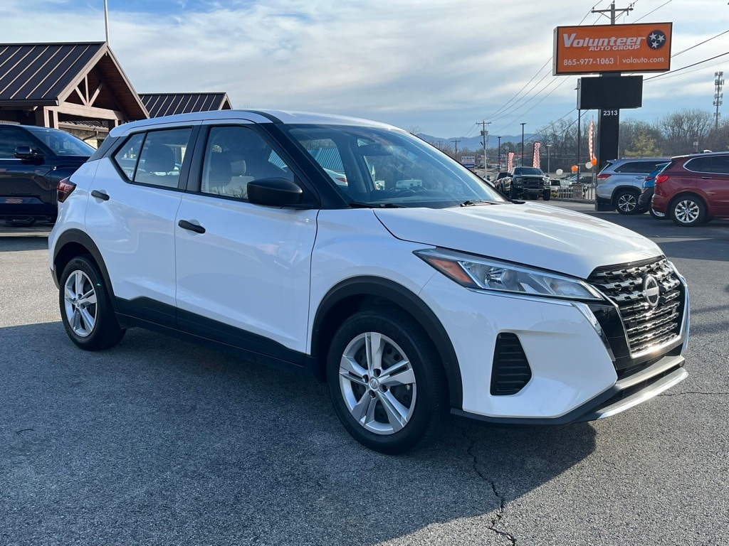 2023 Nissan Kicks S's photo