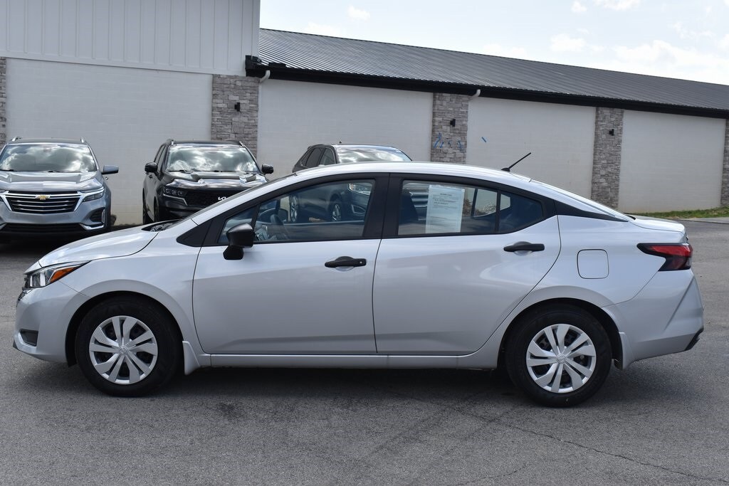2024 Nissan Versa 1.6 S photo 3