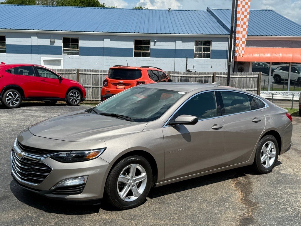 2023 Chevrolet Malibu 1LT photo 2