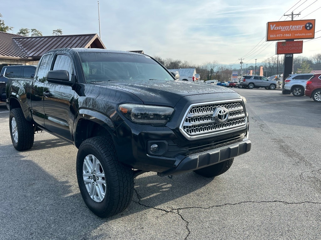 2017 Toyota Tacoma SR's photo