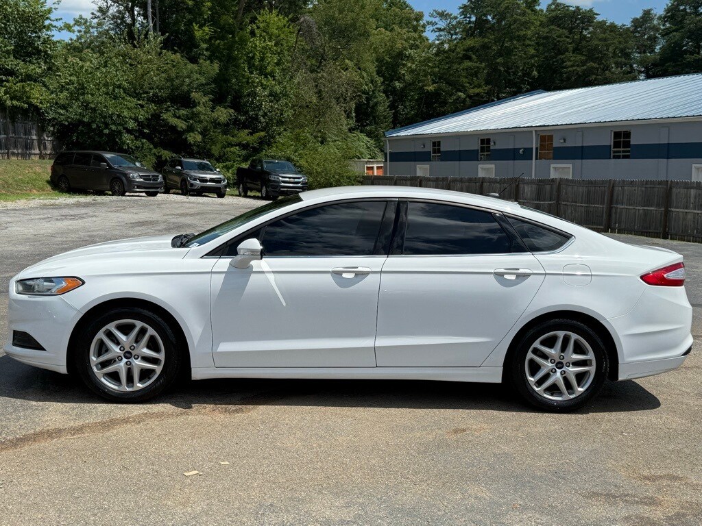 2016 Ford Fusion SE photo 2