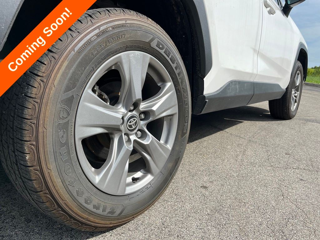 2023 Toyota RAV4 XLE - Photo 13