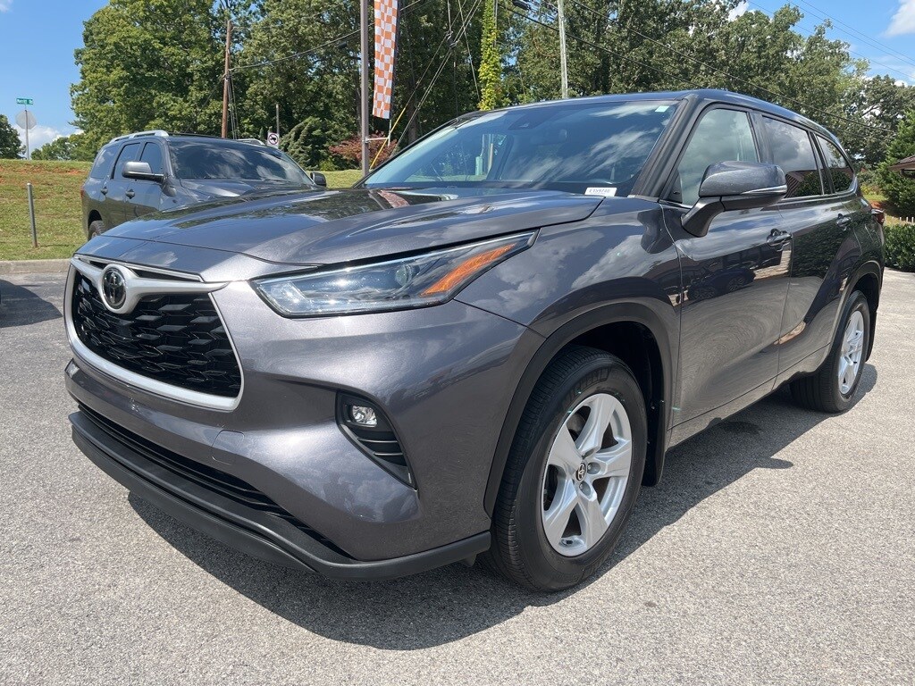 2021 Toyota Highlander LE photo 3
