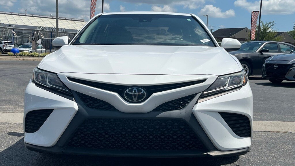 2019 Toyota Camry SE photo 3