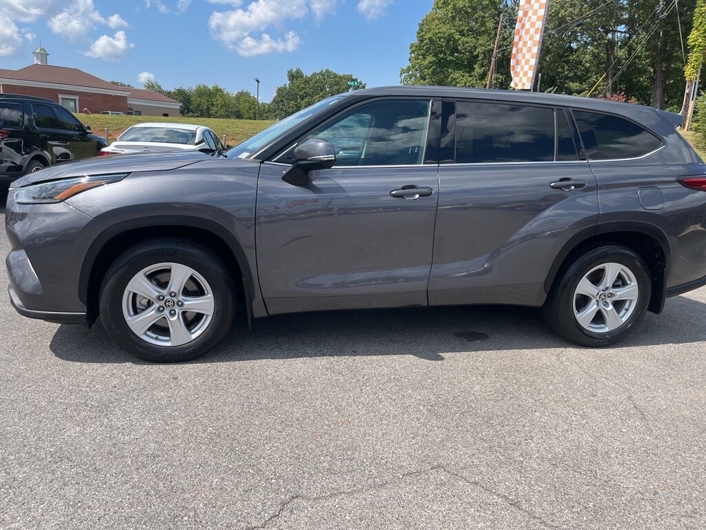 2021 Toyota Highlander LE photo 4