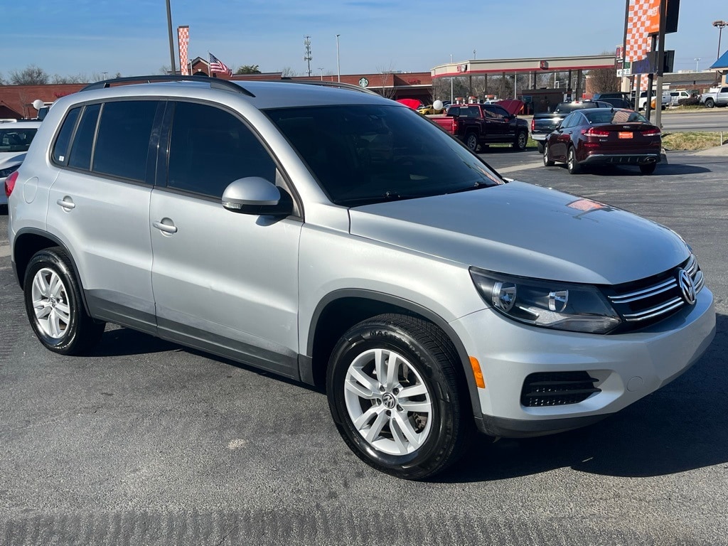 2016 Volkswagen Tiguan S's photo