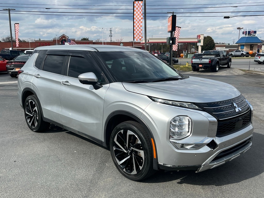 2022 Mitsubishi Outlander SE's photo