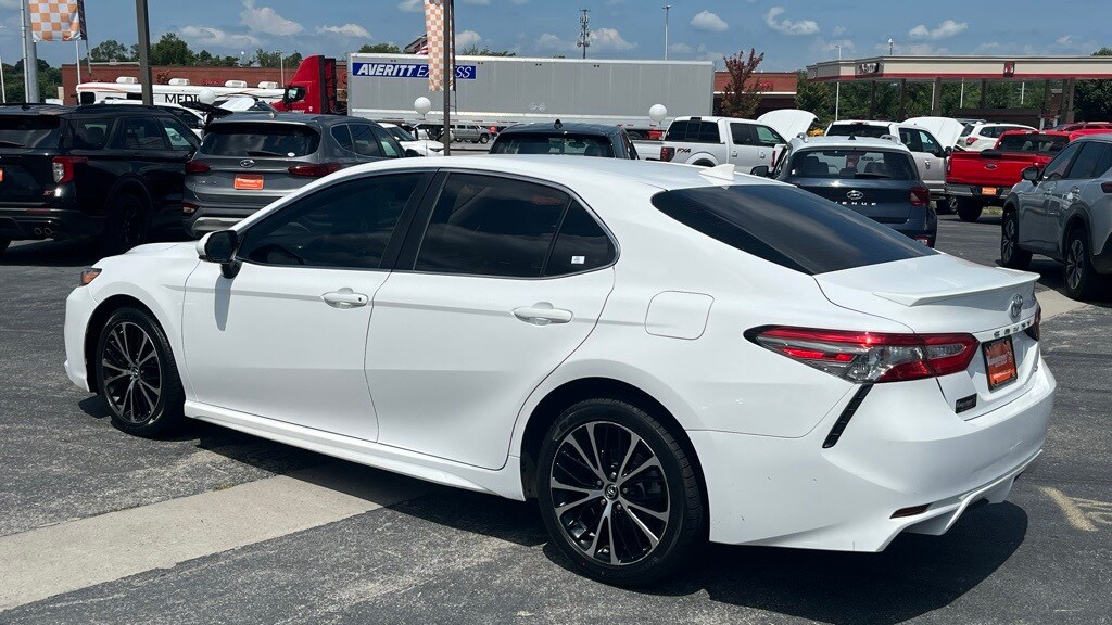 2019 Toyota Camry SE photo 4