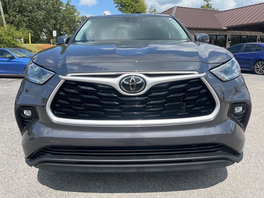 2021 Toyota Highlander LE photo 2