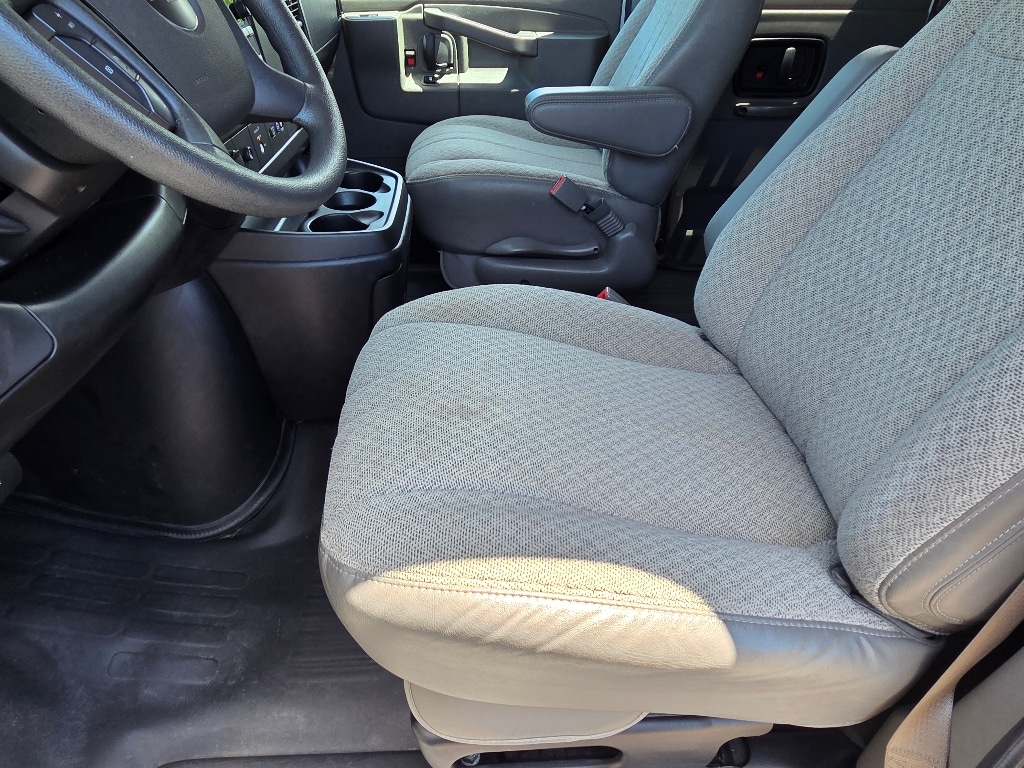 2022 Chevrolet Express Passenger LS - Photo 13
