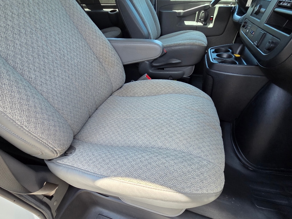 2022 Chevrolet Express Passenger LS - Photo 10