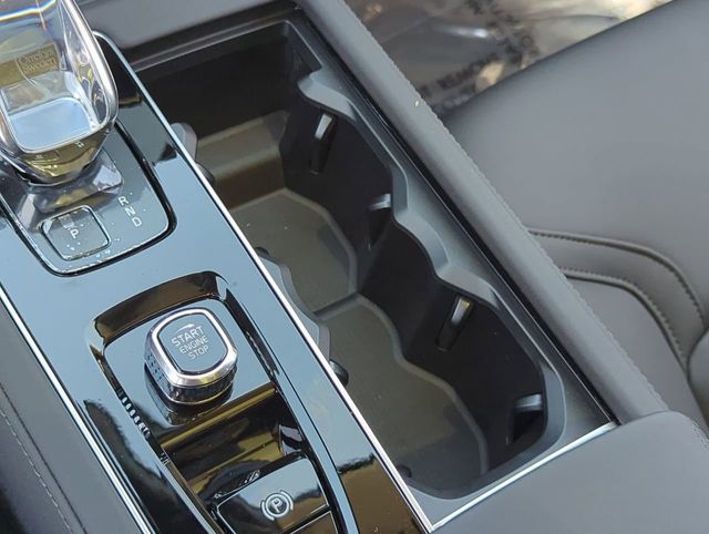 2025 Volvo XC90 Plus - Photo 32