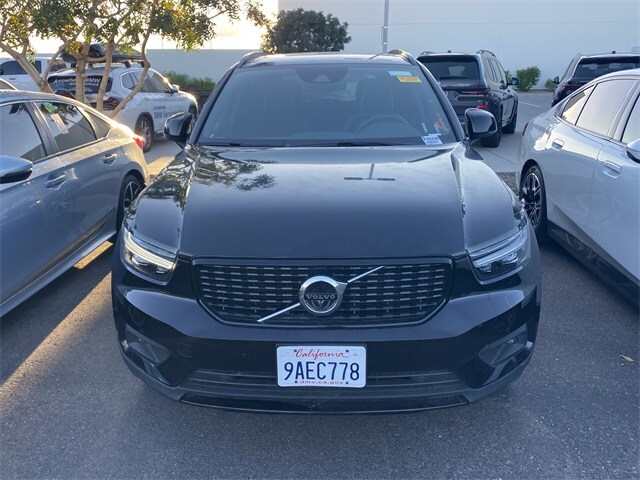 2022 Volvo XC40 T5 AWD R-Design photo 2