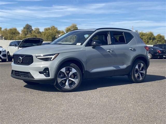 2025 Volvo XC40 Plus photo 2