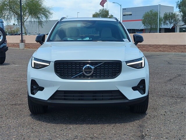 2025 Volvo XC40 Plus photo 3