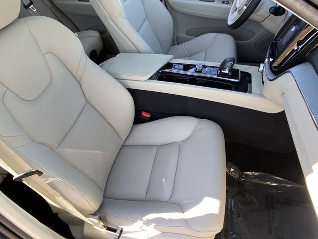 2025 Volvo XC60 Plus - Photo 12