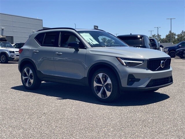 2026 Volvo XC40 Plus photo 3