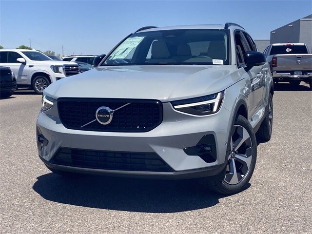 2026 Volvo XC40 Plus photo 2