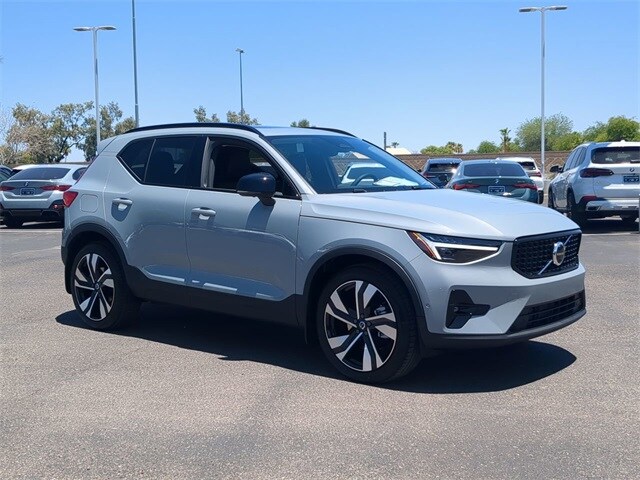 2025 Volvo XC40 Plus photo 4