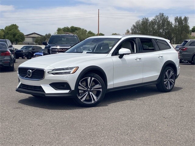 2025 Volvo V60 Cross Country B5 Plus photo 2