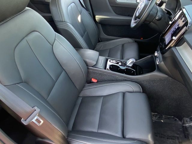 2025 Volvo XC40 Plus - Photo 12