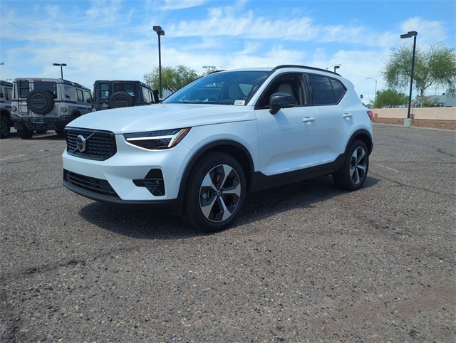 2025 Volvo XC40 Plus photo 2