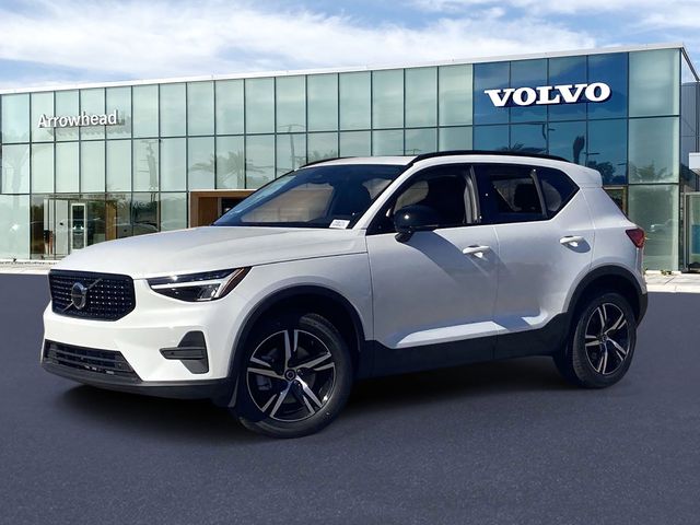 2026 Volvo XC40 B4 Core Dark FWD's photo