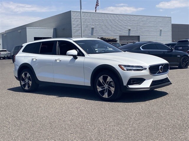 2024 Volvo V60 Cross Country B5 Plus photo 3