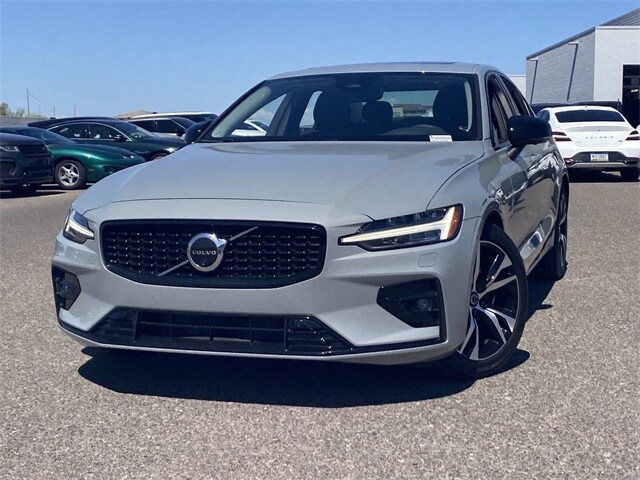 2025 Volvo S60 B5 Plus photo 2
