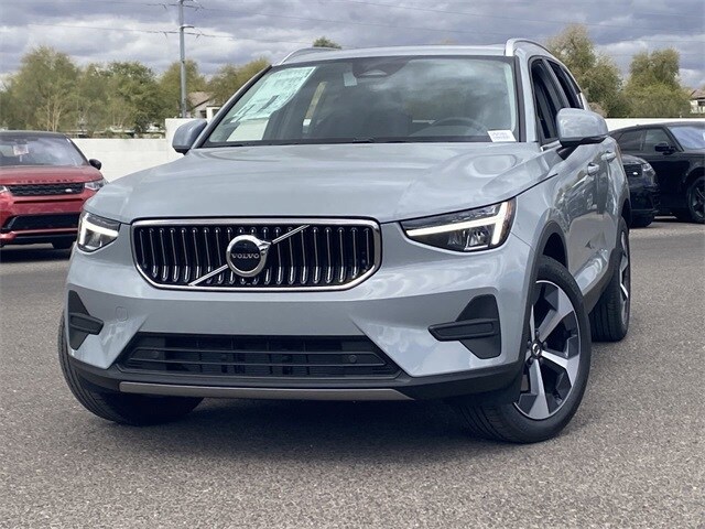 2025 Volvo XC40 Core photo 3
