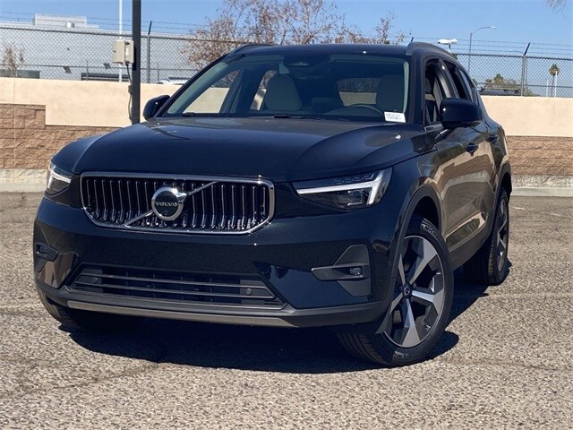 2025 Volvo XC40 Plus photo 3